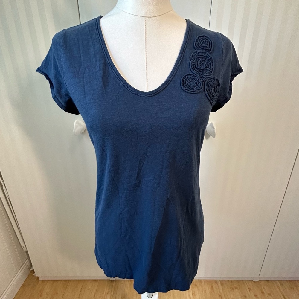 Banana Republic blue rose circle detail 100% cotton tee Size M